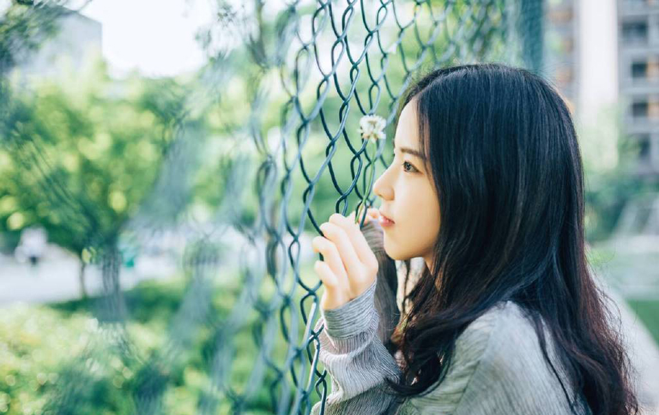 一股难言的压力压在吕蒙身上，那无数双汇聚过来的目光，在这一刻，仿佛一座大山一般压下来，这一刻，吕蒙能够深刻的体会到周瑜在这座大营之中的影响力。